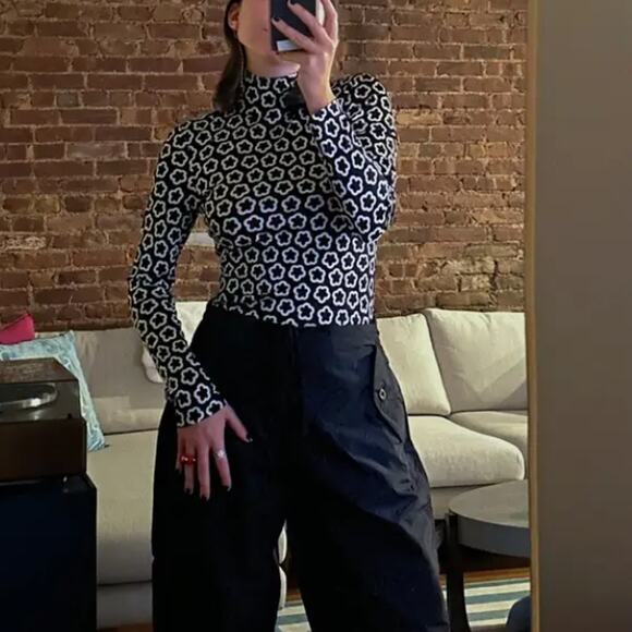 Tory Burch Black White Flower Top SIZE 8 Bodycon Long Sleeve Mockneck Silk $448 - Picture 4 of 13